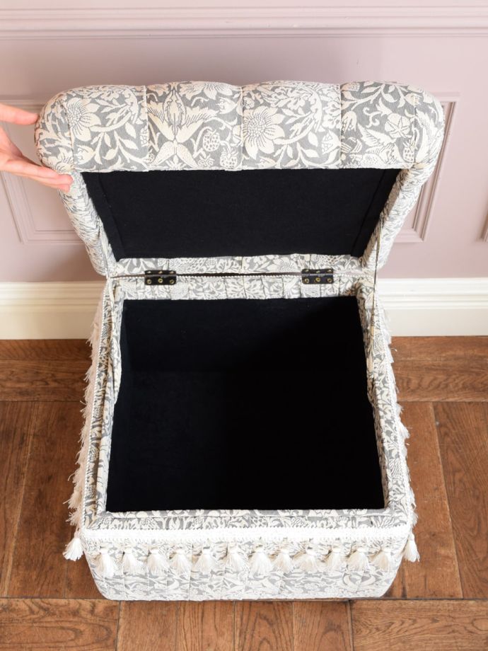 ウィリアムモリス風のおしゃれなスツール、ジェニファーテイラーの収納