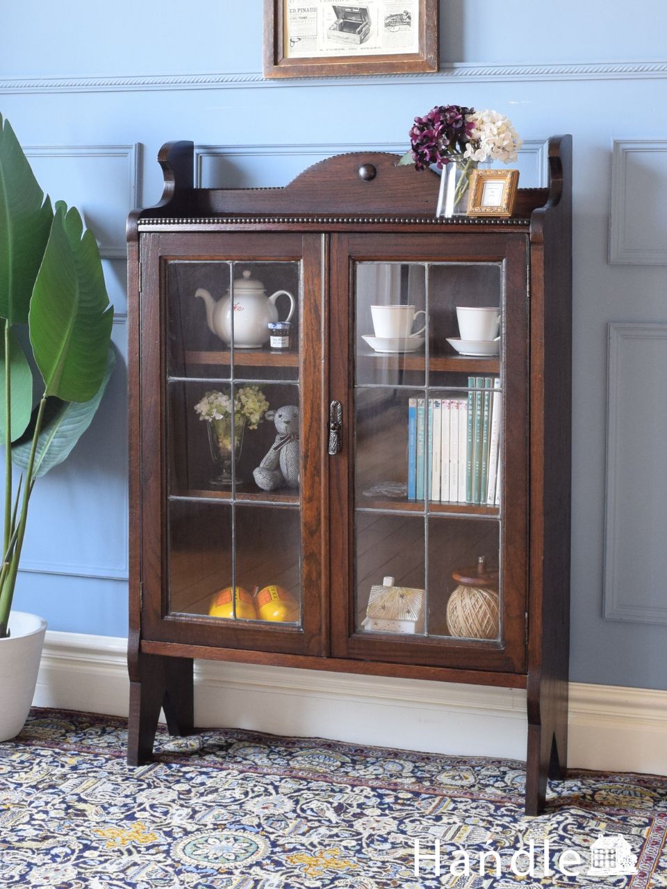 イギリスアンティークのガラスキャビネット、ステンドグラス扉が美しい