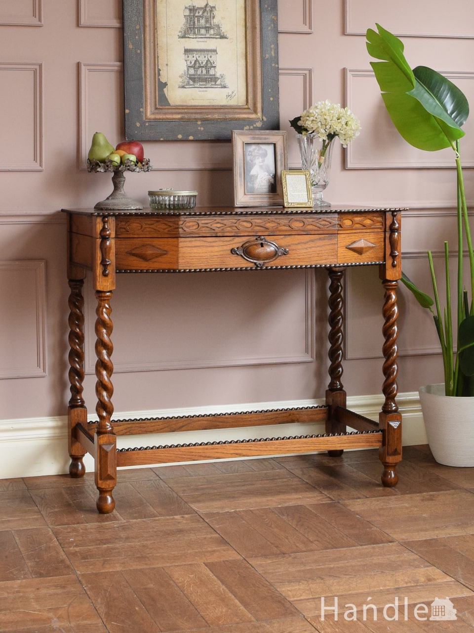 イギリスから届いためずらしいアンティークのコンソールテーブル