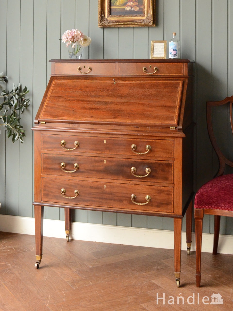 英国アンティークのライティングビューロー、テーパードレッグが美しい