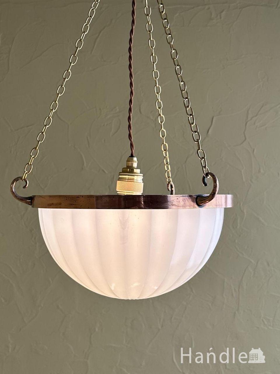 フランスのおしゃれな4灯シャンデリア、紫のバラが咲き誇る