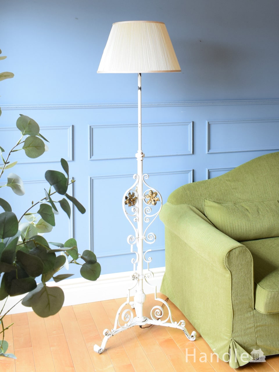 ウォルナット材の色と彫刻が美しい、高級感溢れるアンティークフロア