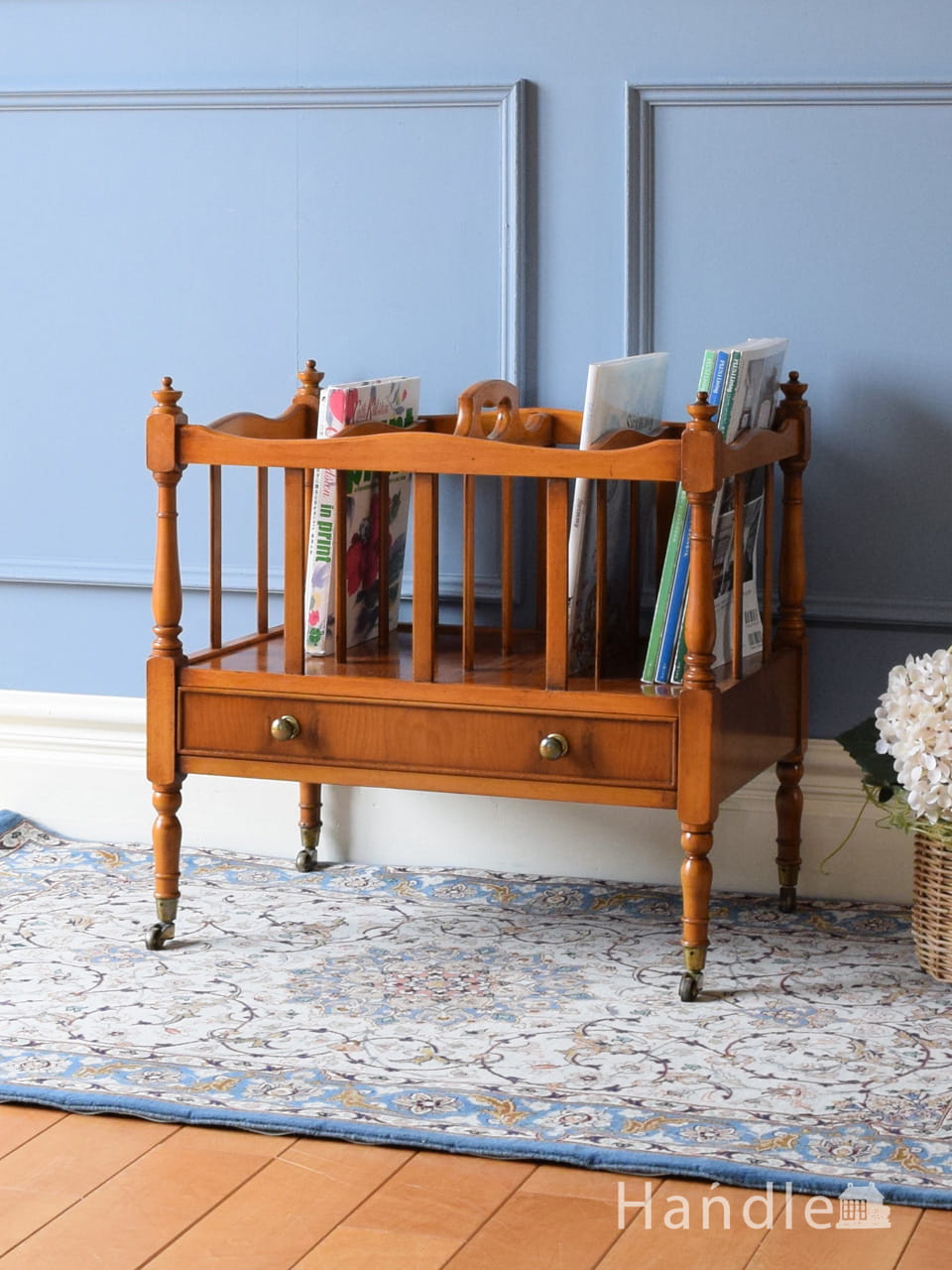 木製のアンティークフランス家具、仕切りが付いた便利なマガジンラック