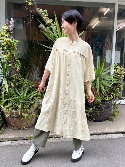 サンブルーム刺繍レーヨンナイロンドビードットワンピースコート(前