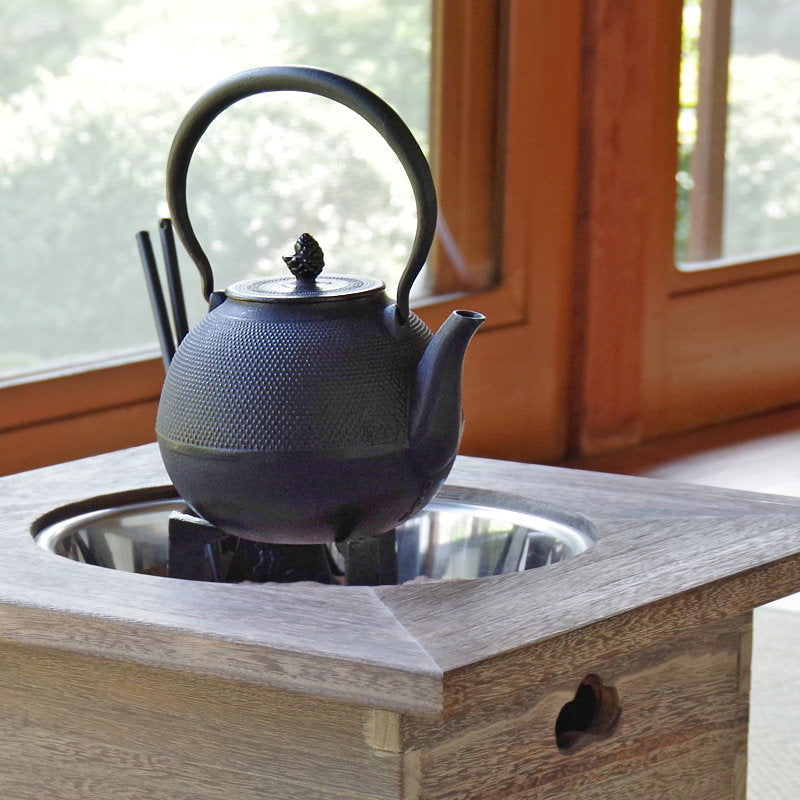 南部鉄瓶 日の丸あられ型 1L – 【火鉢専門通販ショップ】火鉢.shop 増田屋