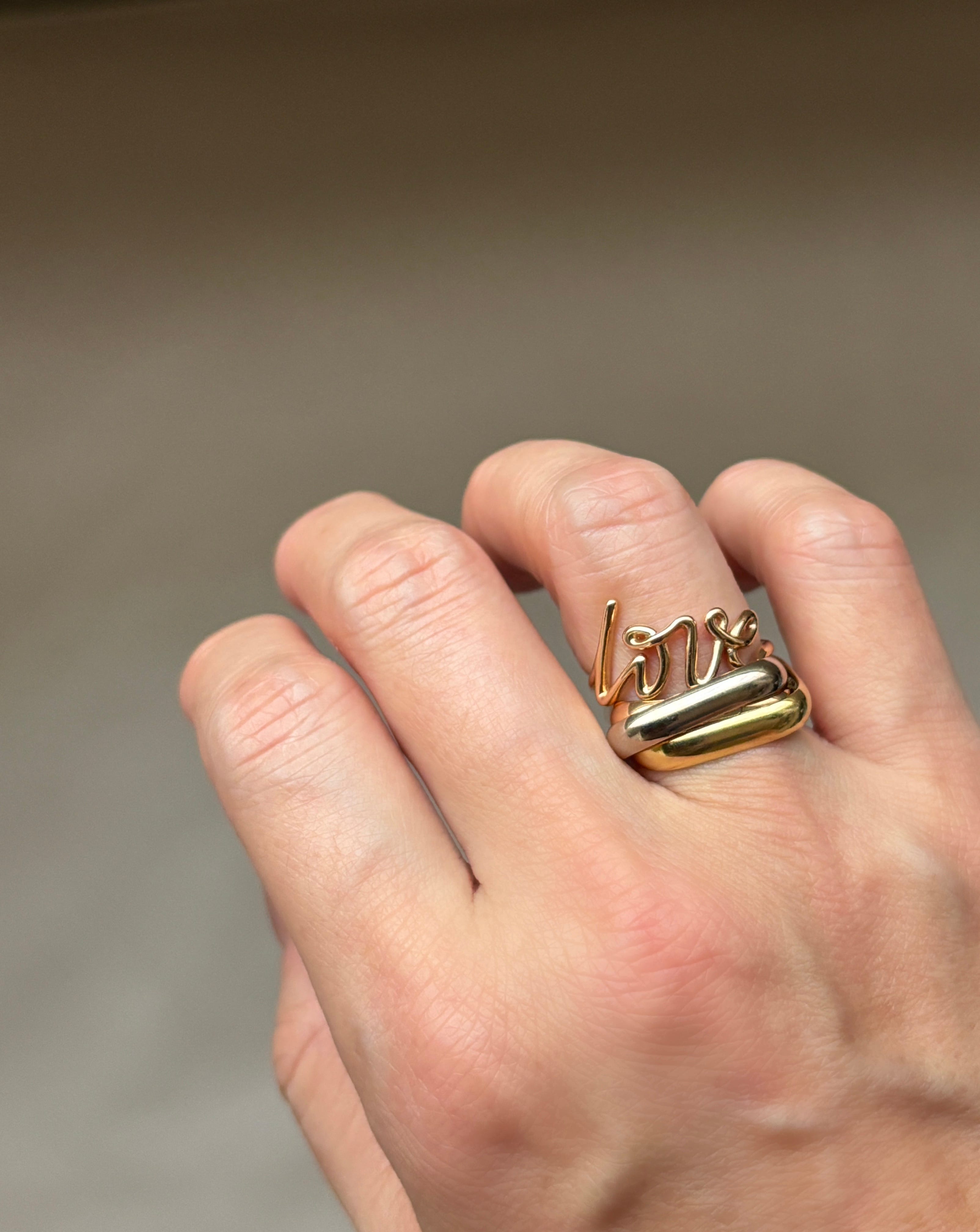 ティファニー「パロマ グラフィティ」のラブリングで大人の手元に