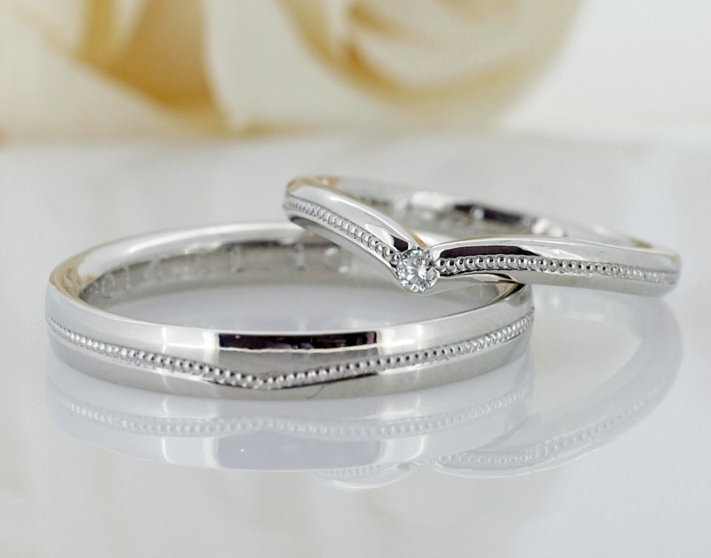 センターにミル打ちを施したV字とストレートのマリッジリング｜結婚