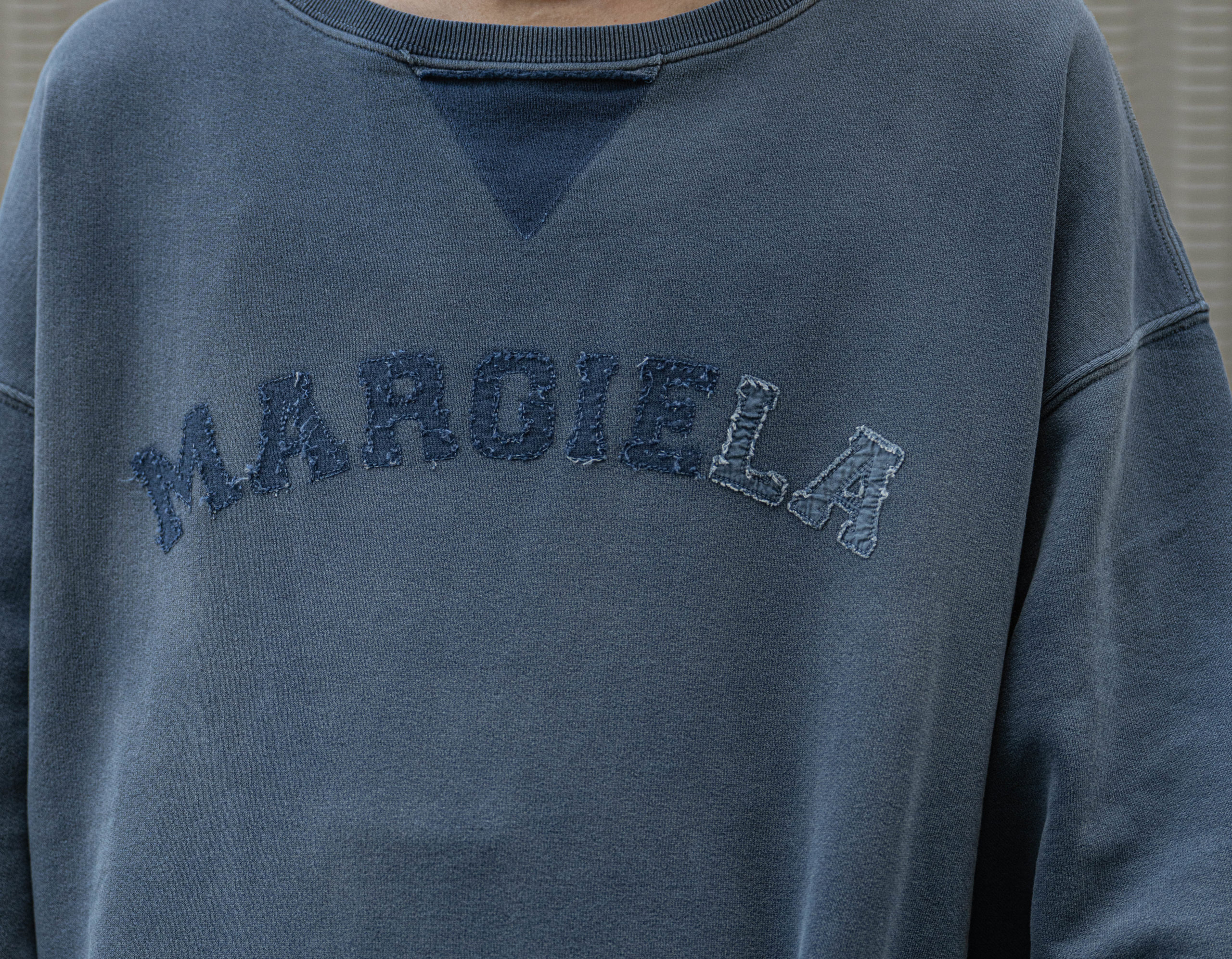 メゾンマルジェラのヴィーテージ加工 ロゴスウェット | HUES 福岡