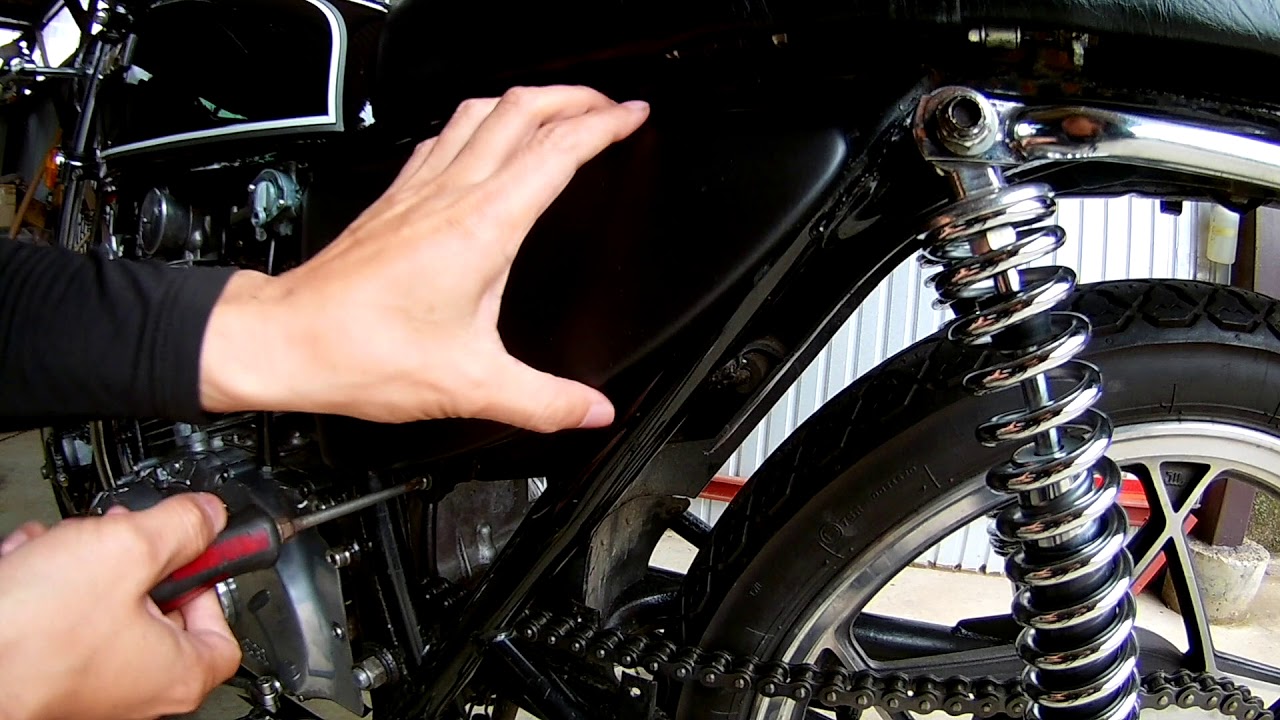 GS400 サイドカバー交換 - YouTube