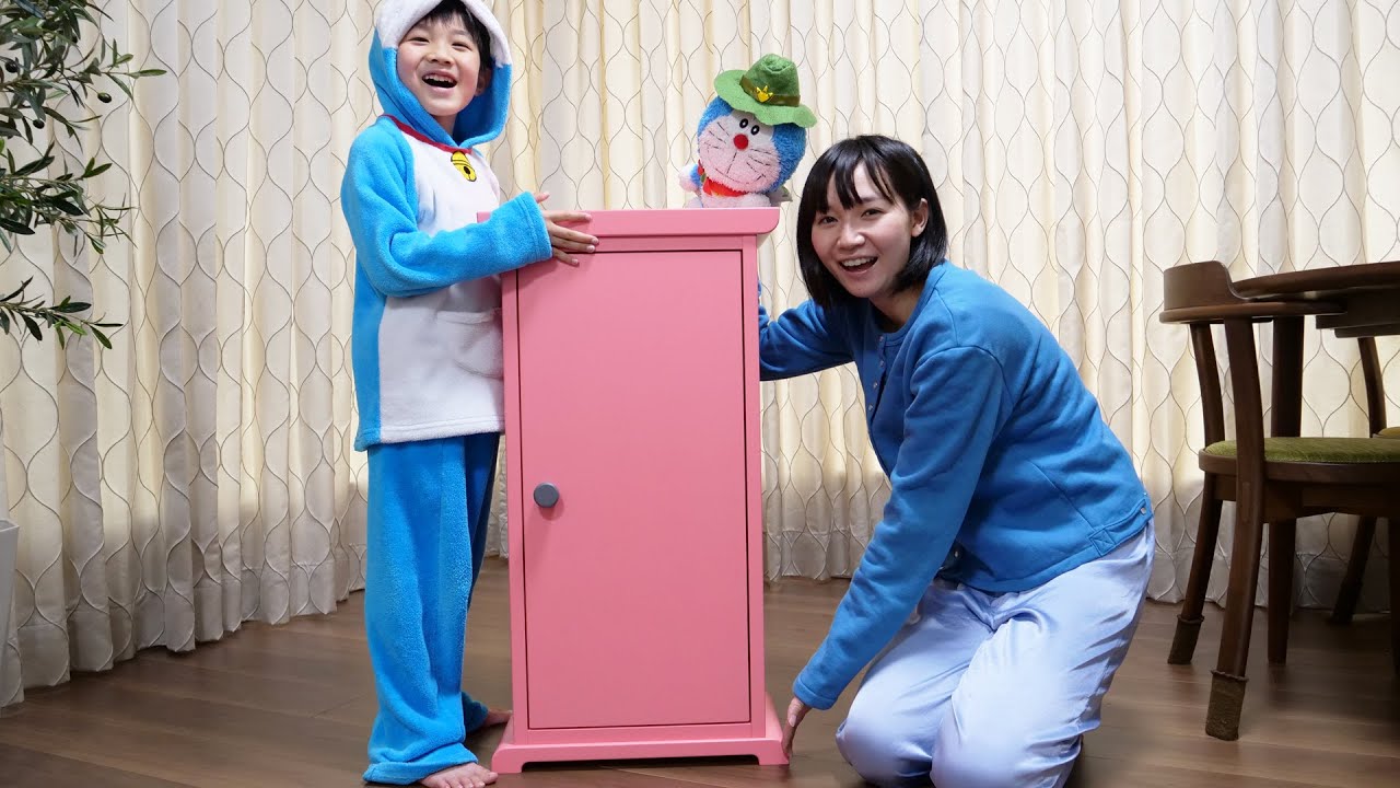 どこでもドア型本棚 - YouTube