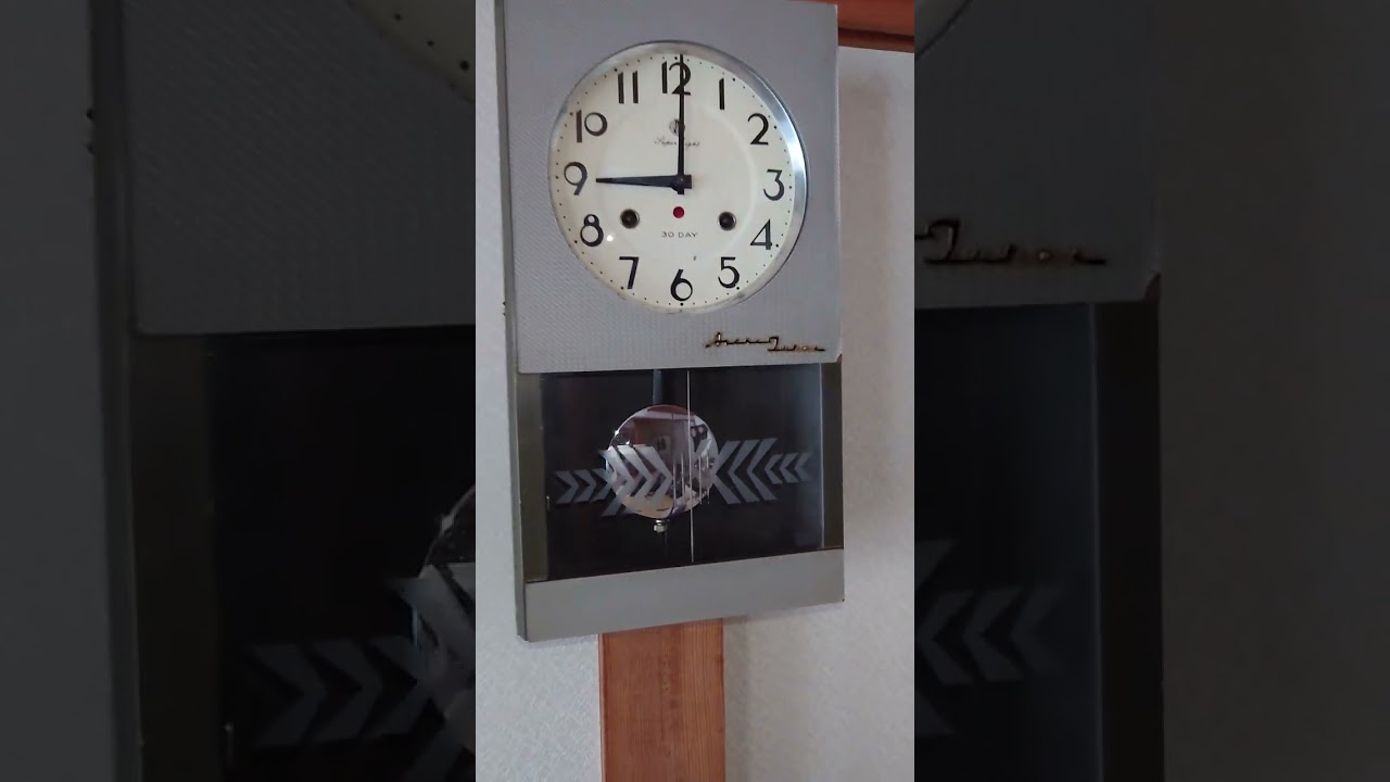 昭和レトロ 愛知時計 30日巻きゼンマイ振り子掛け時計 - YouTube