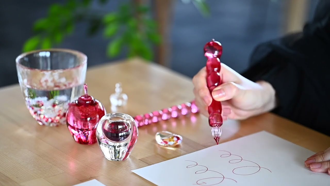 津軽びいどろ“ちいさな林檎”ガラスペンの使用イメージ - YouTube