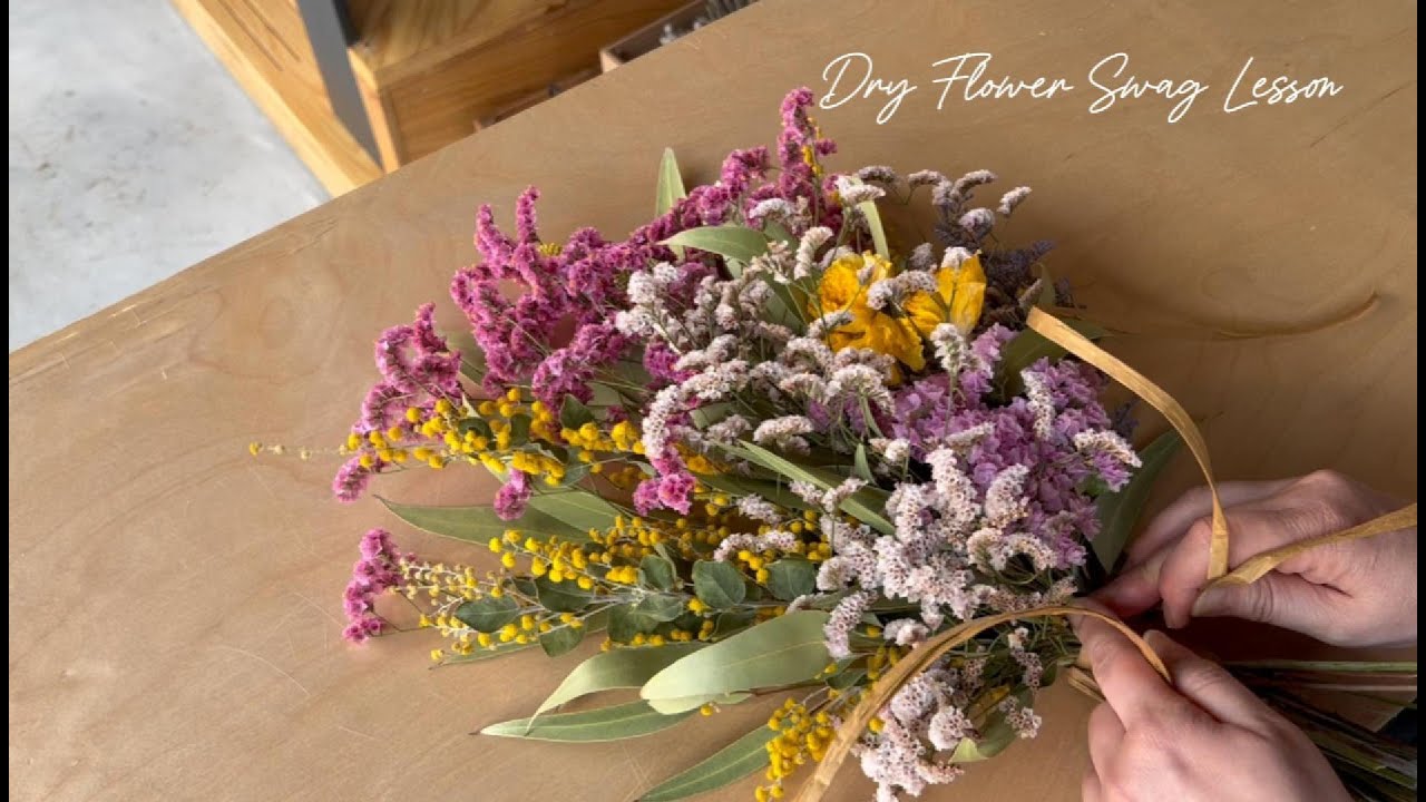 スワッグレッスン】春色の花材使ったドライフラワースワッグ - YouTube