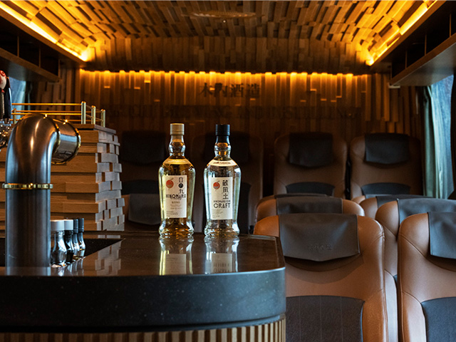 バーカウンター付きバスで行く国産「日の丸ウイスキー」のブレンド体験