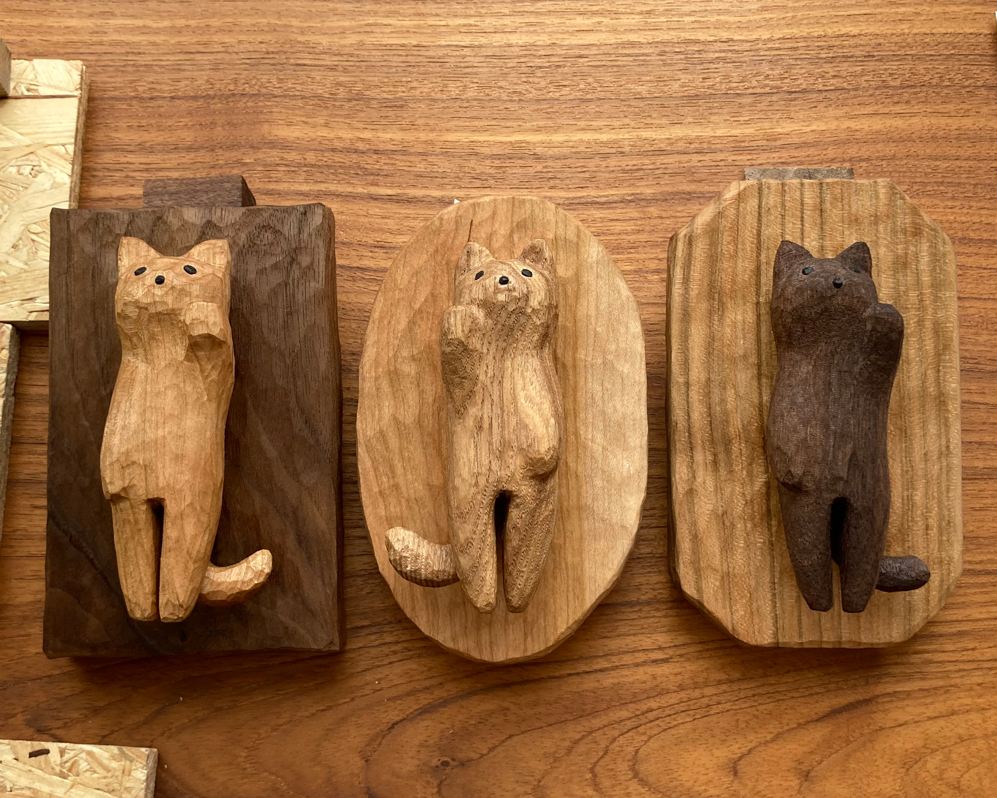 壁に掛ける招き猫（木彫りの木製招き猫を壁に掛けられるようにしてみ