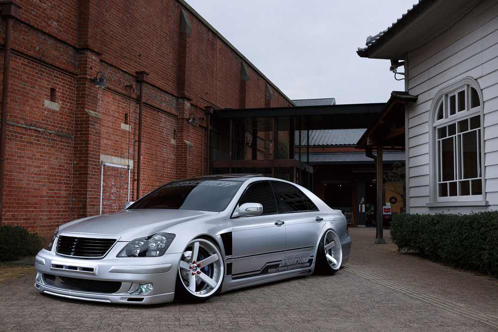 孤高のフォルムをシンプルに実現したトヨタ18系「クラウン」 | AUTO