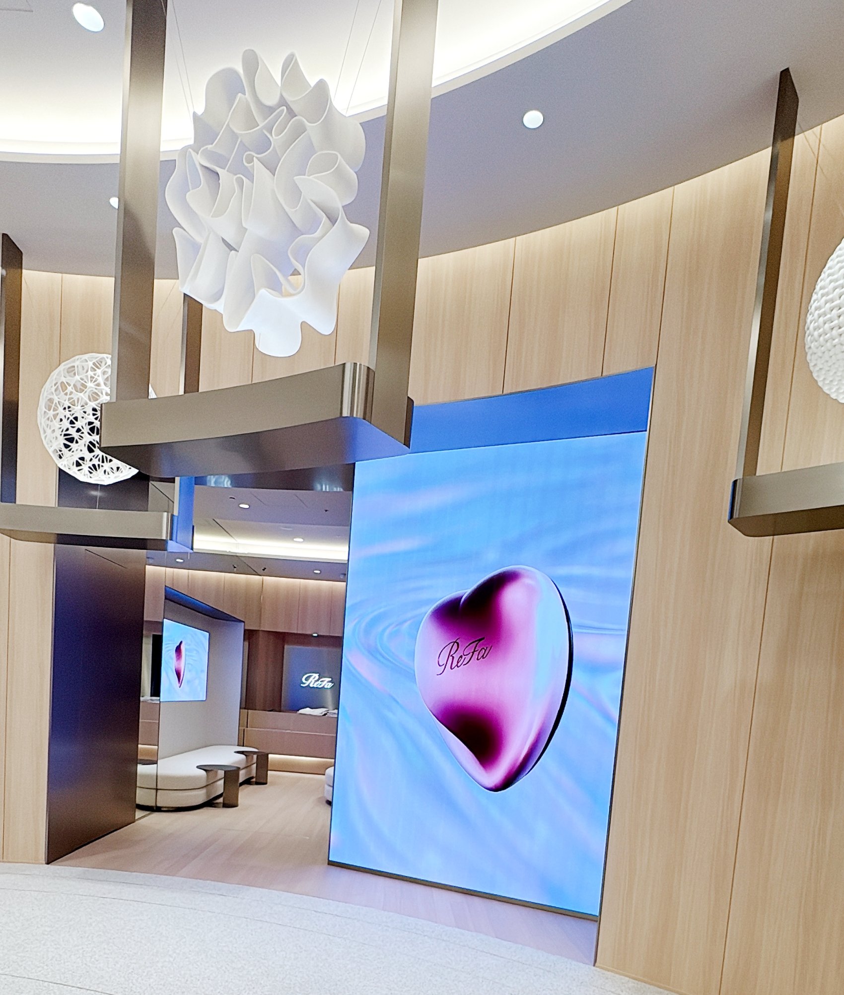 まるでミュージアム！「ReFa GINZA」限定品だらけの徹底フロアガイド