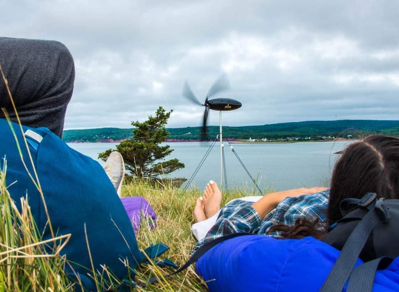 キャンプ用風力発電機「Shine」 重さ1.4kgでバックパックに入れて