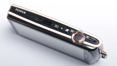 シンプルで分かりやすい“スマホの友” 富士フイルム「FinePix Z1000EXR