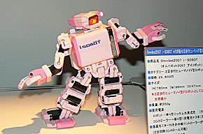世界最小ヒューマノイド「i-SOBOT」登場：タカラトミーTOYフォーラム