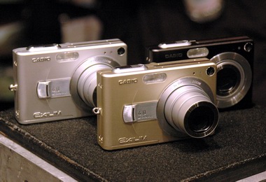 薄型」「大画面液晶」の次は“長寿命バッテリー”――新EXILIM発表（1/2