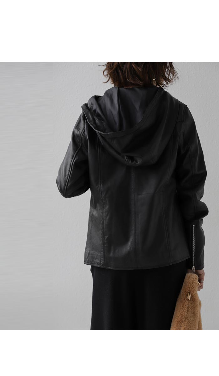 本革。デイリーに取り入れる新感覚デザイン。フーデットレザー