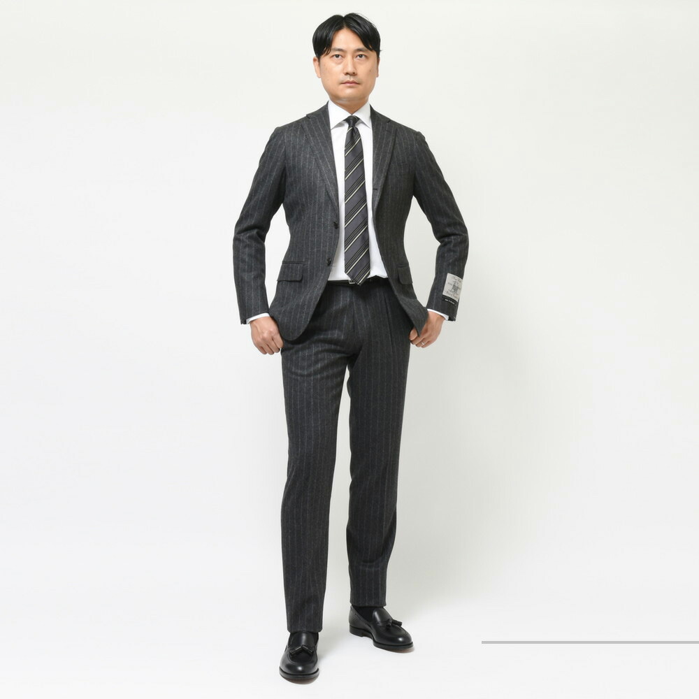 GUCCIストライプスーツブラックにネイビーストライプ52 GUCCI