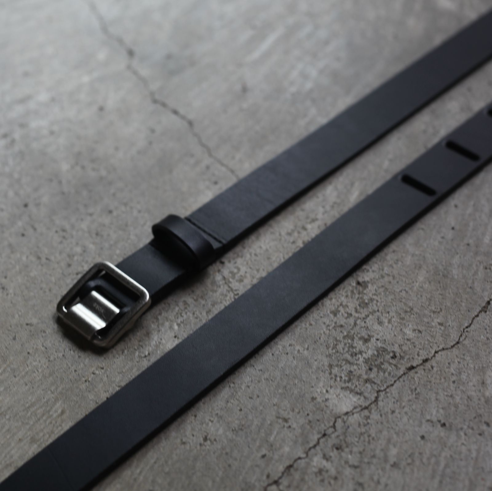 YOKE - 【残りわずか】Narrow Leather Belt(BLACK×SILVER) | ACRMTSM