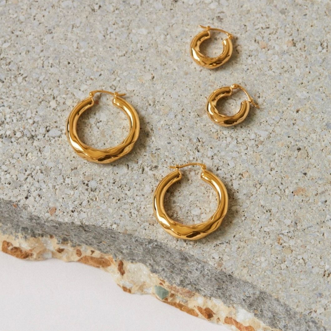 PREEK - 【残りわずか】Twist Small Hoop Earrings(両耳用） | ACRMTSM