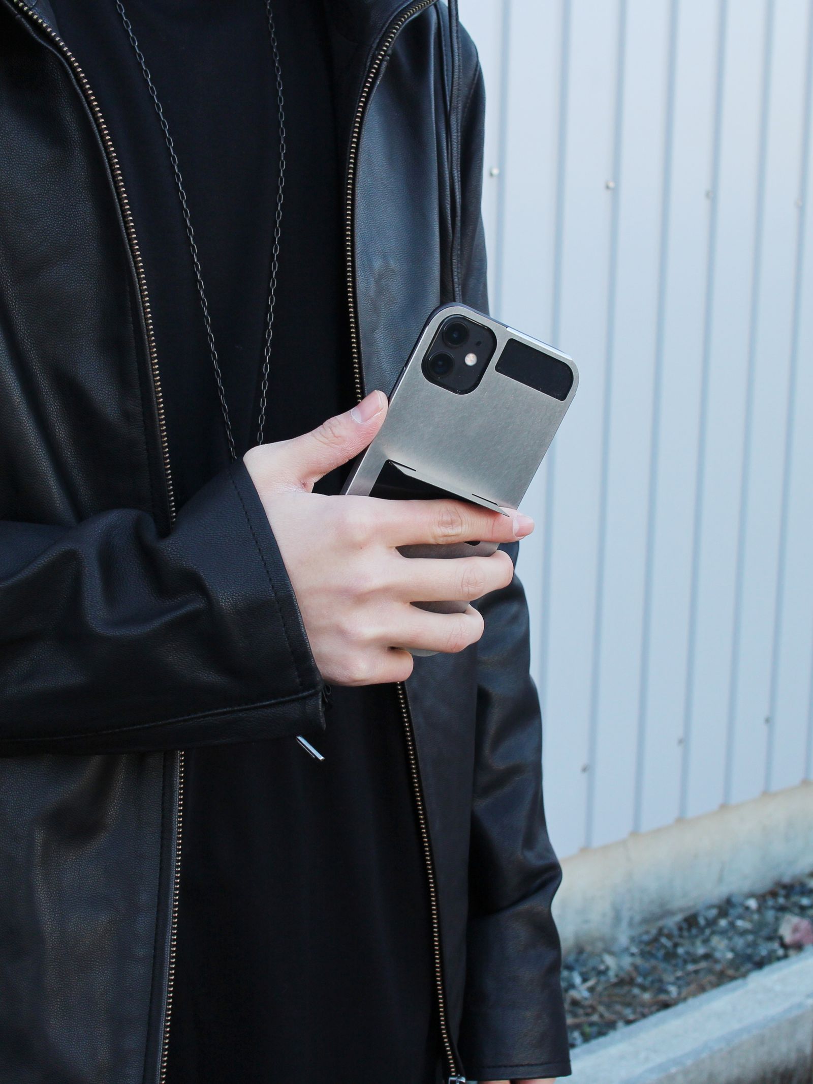 SNSでも話題！なかむさんが選んだCLAUSTRUMのiPhoneケースの魅力