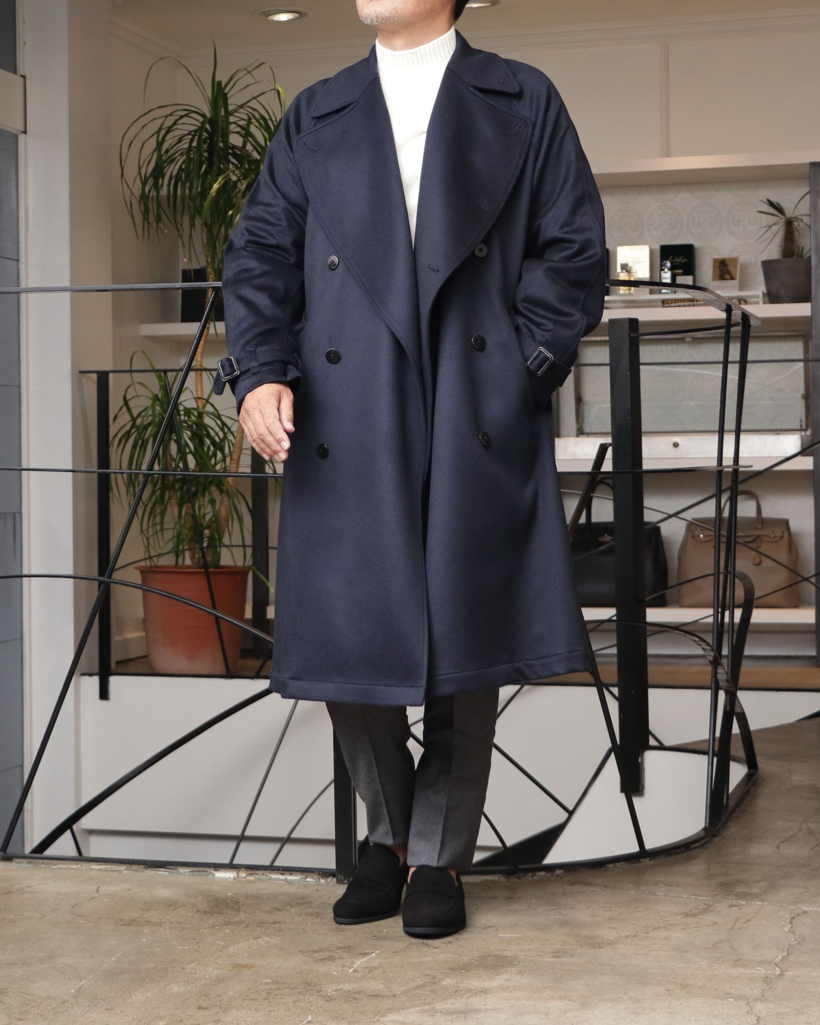 柔らかさと端正さを両立。ES:Sのカシミアトレンチで魅せる冬の都会