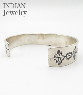 INDIAN JEWELRY ナバホ族|Kingman TQ|スタンプワーク|バングル『NAVAJO