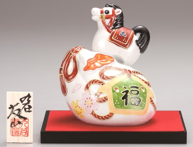 九谷焼縁起干支 7.5号波乗り午 赤金彩（飾台・敷物・立札付） [ 長峰窯 ]