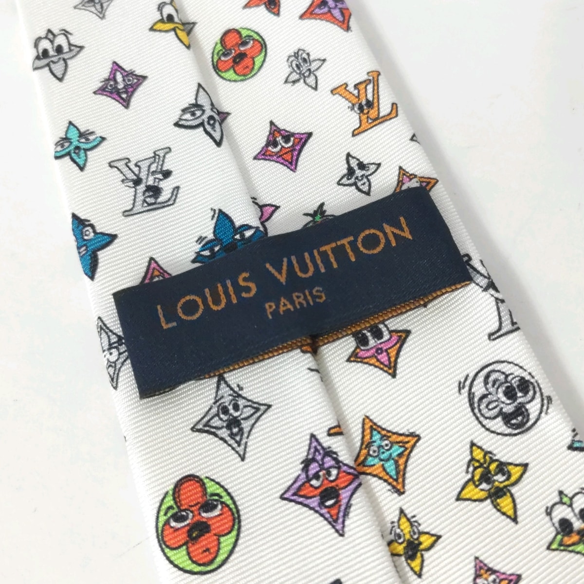 ルイヴィトン/ネクタイ/白×黒×マルチの買取実績【ブランディア】