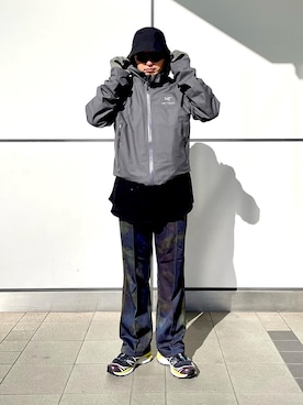 ARC'TERYXのマウンテンパーカー（グレー系）を使った人気ファッション