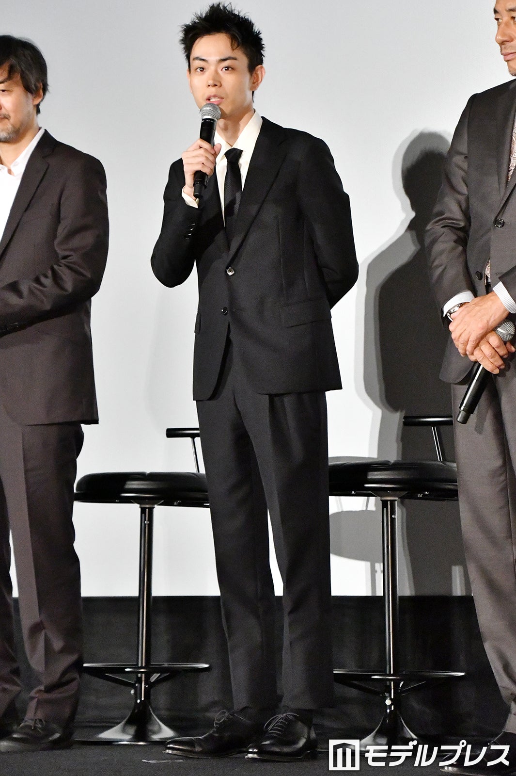 菅田将暉のスーツスタイル】ホワイト・ピンク・グリーン…唯一無二の