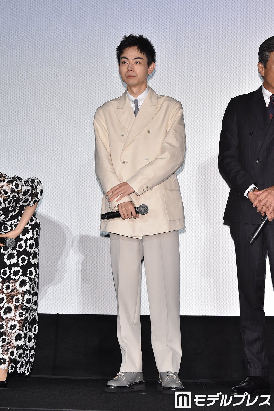 画像12/28) 【菅田将暉のスーツスタイル】ホワイト・ピンク・グリーン