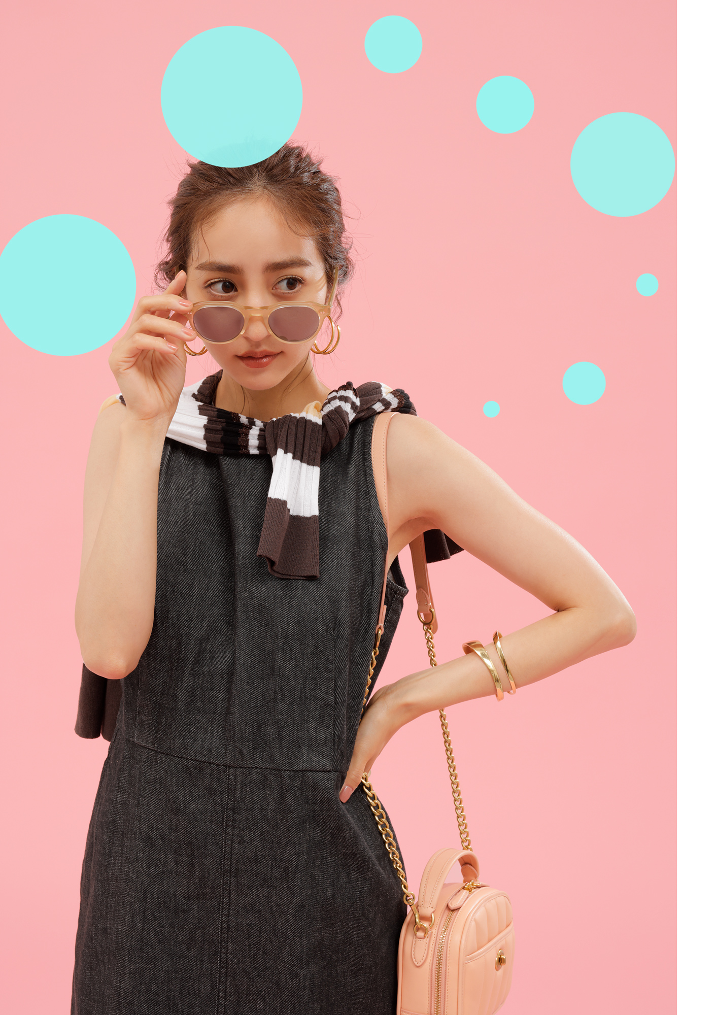 サーモンピンクに心ときめく♡ コーチの新バッグで夏コーデを