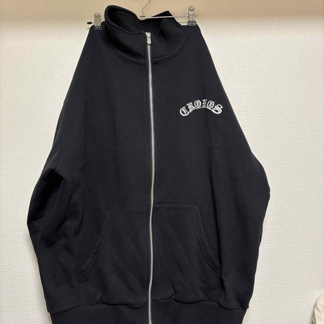 CRONOS BLACKLETTER STAND ZIP JACKET