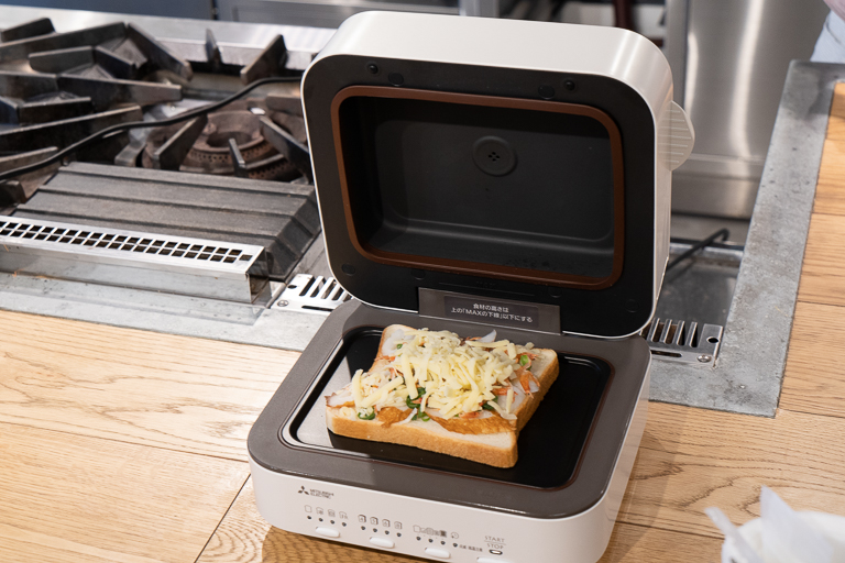 パン飲みレシピも紹介。話題の調理家電「三菱ブレッドオーブン」に新色