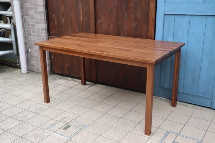無印良品(MUJI)のウォールナット無垢材 ダイニングテーブル/140cmです