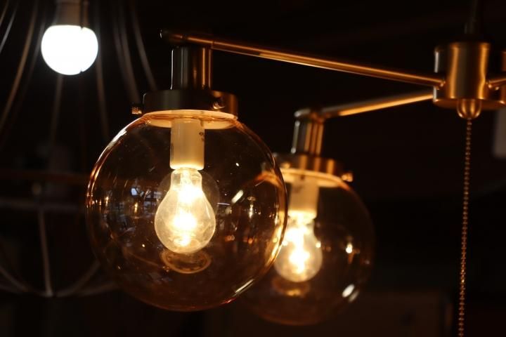 unico(ウニコ)のMOON CROSS LAMPです。 真鍮のような濃淡のある