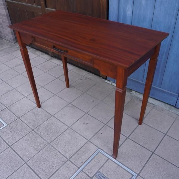 市場家具(ICHIBA)の天然木マホガニー材を使用したデスクです。耐久性が