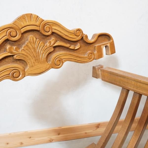 イタリアの伝統家具サヴォナローラチェアです。美しい彫刻が目を引く