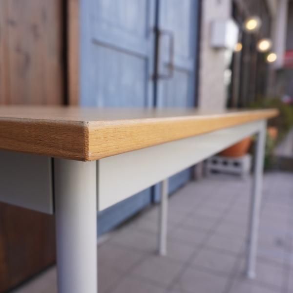 タモ材を使用した無印良品のパーソナルデスク。ホワイトのスチール脚と