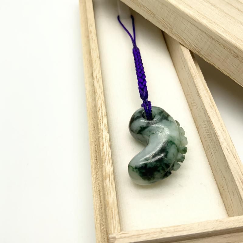 糸魚川翡翠 勾玉 獣型 】 国産 天然石 糸魚川産翡翠 ひすい ヒスイ