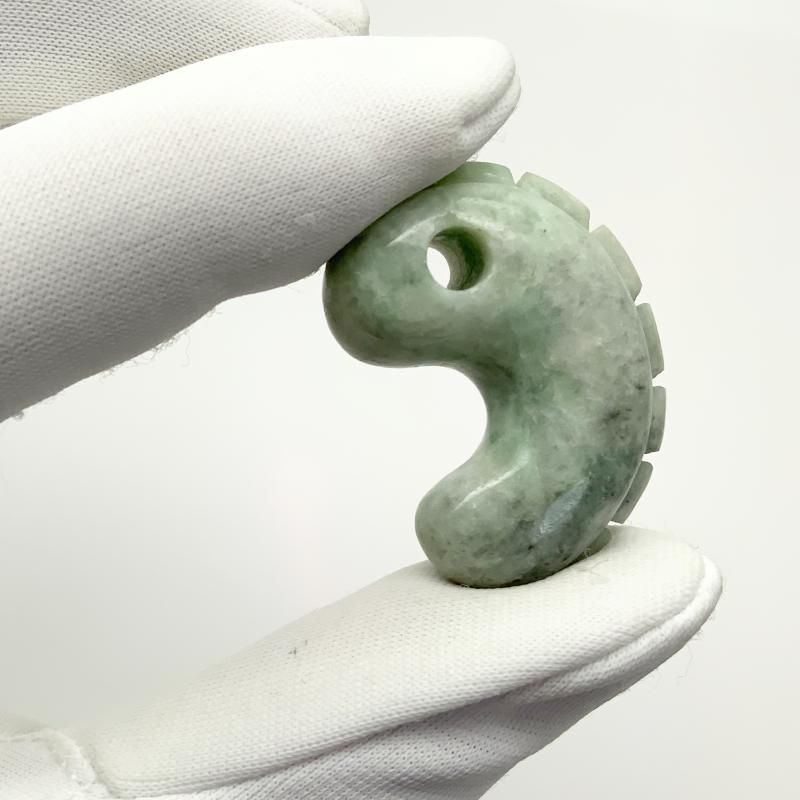 糸魚川翡翠 勾玉 獣型 】 国産 天然石 糸魚川産翡翠 ひすい ヒスイ