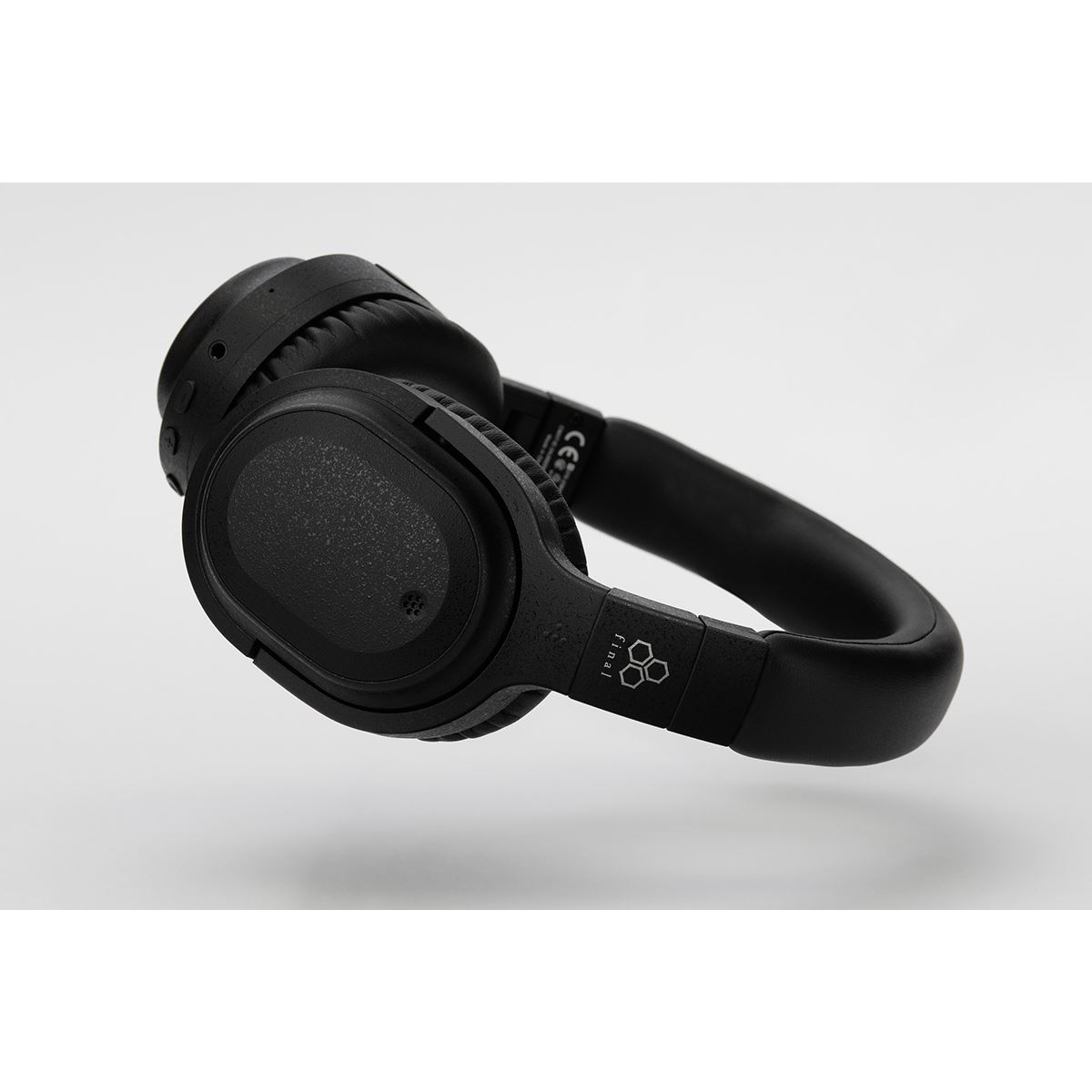 final、「声」にフォーカスしたワイヤレスヘッドホン「UX3000 SV