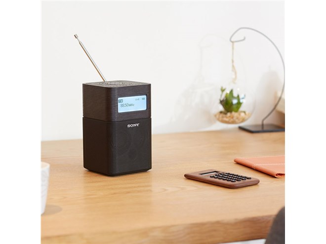 ソニー、バッテリーを内蔵した縦型ホームラジオ「RF-V1BT」 - 価格.com