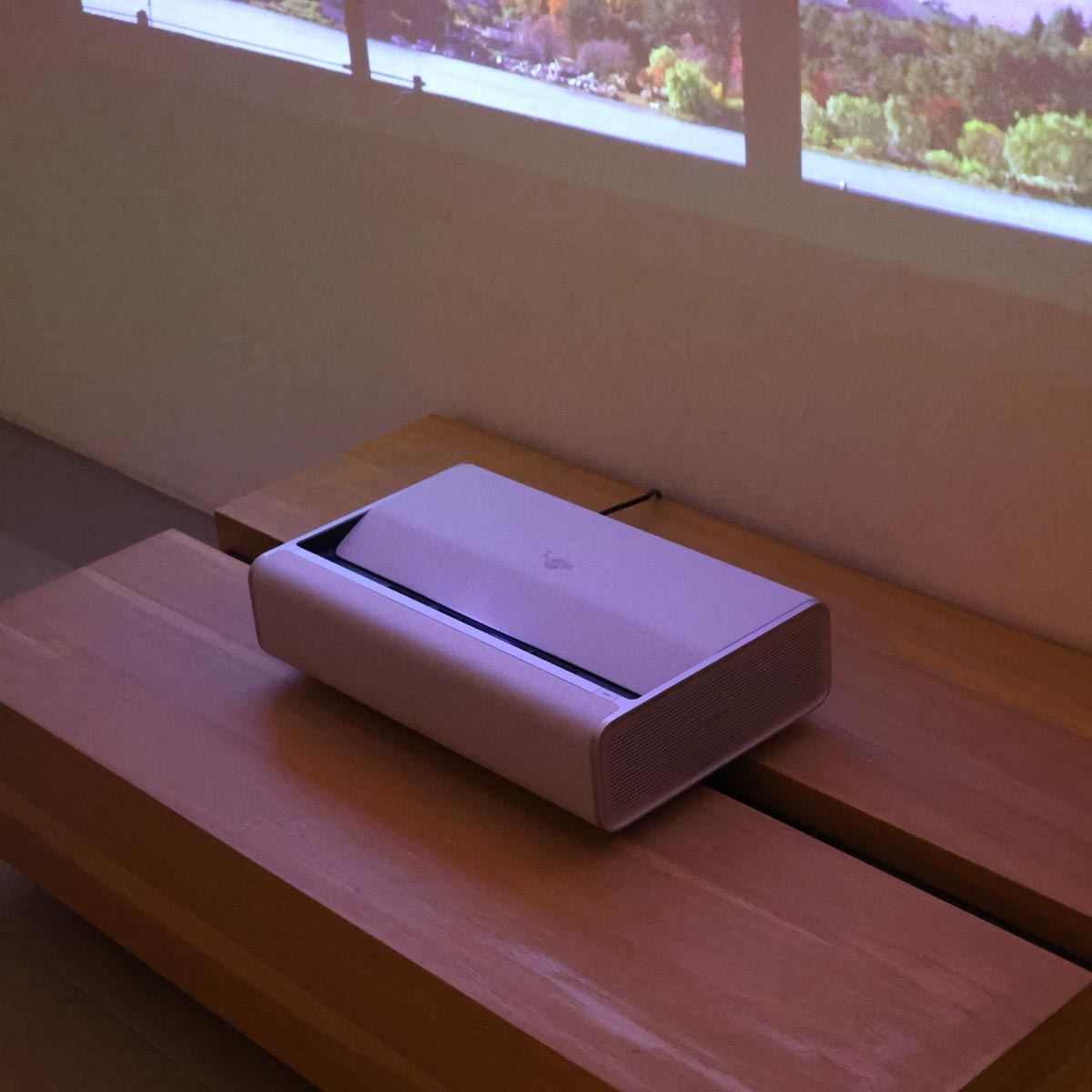 スイカゲーム」も楽しめる！ 超短焦点プロジェクター「Aladdin Marca